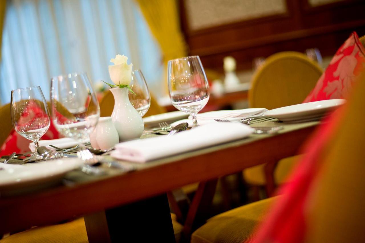 多哈沃里克酒店 外观 照片 A table set for a meal